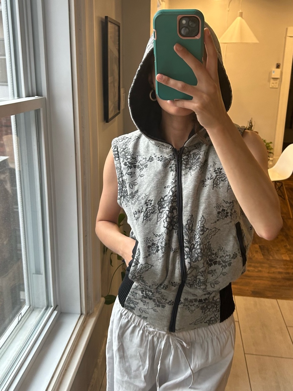 Sleeveless Hooded Zip Front Floral Sweatshirt - Gray